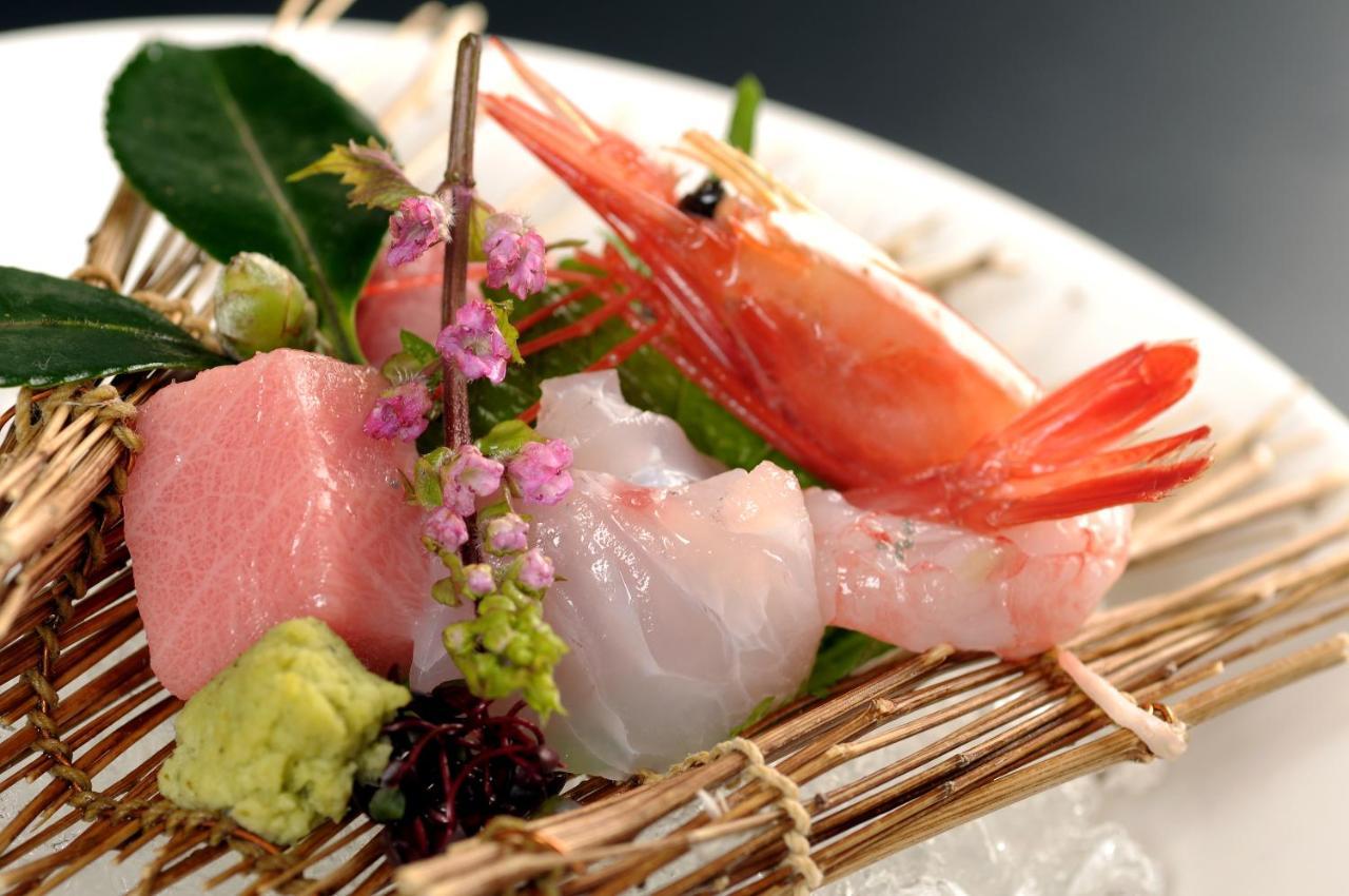 Kanazawa Hakuchoro Hotel Sanraku -Natural Hot Spring- Esterno foto A sashimi platter