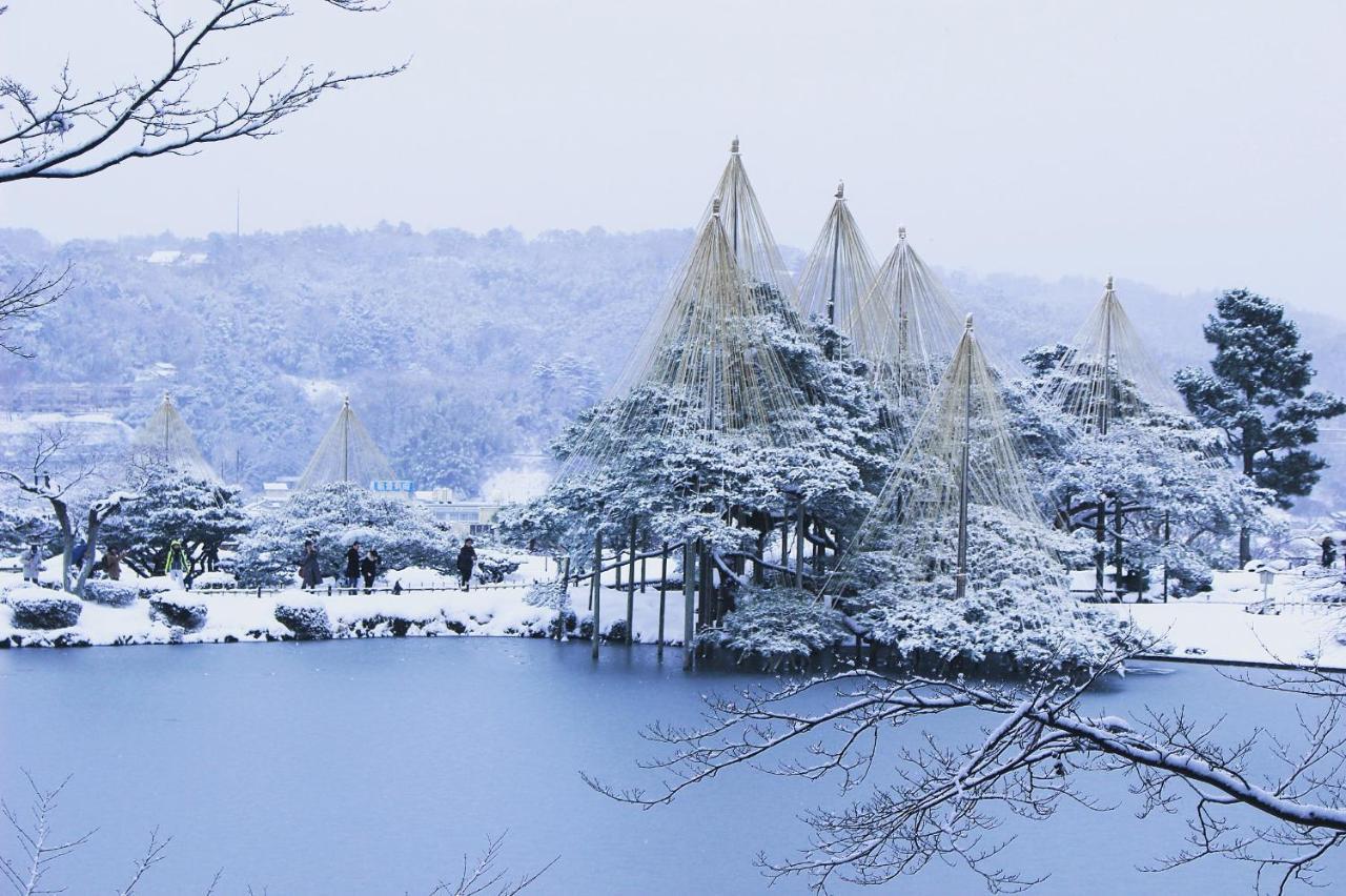 Kanazawa Hakuchoro Hotel Sanraku -Natural Hot Spring- Esterno foto A view of the park in winter