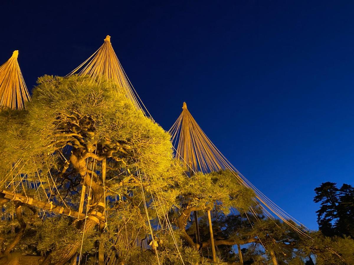 Kanazawa Hakuchoro Hotel Sanraku -Natural Hot Spring- Esterno foto The Palm House at night