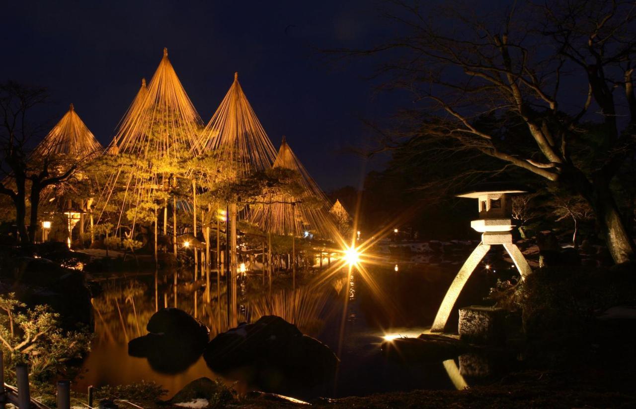 Kanazawa Hakuchoro Hotel Sanraku -Natural Hot Spring- Esterno foto The resort at night