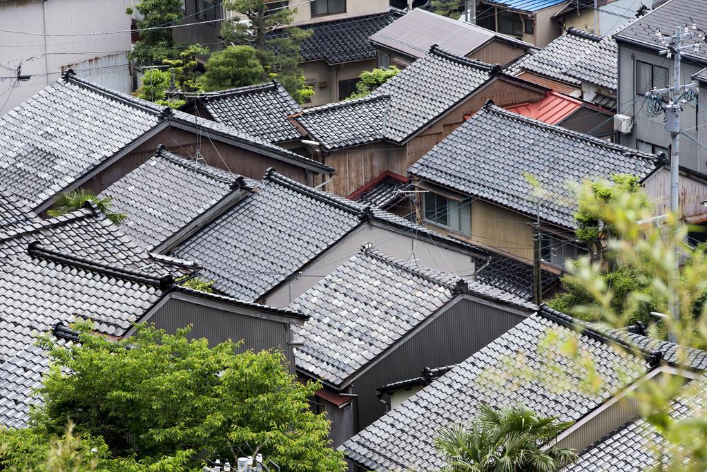 Kanazawa Hakuchoro Hotel Sanraku -Natural Hot Spring- Esterno foto Traditional Japanese roofs