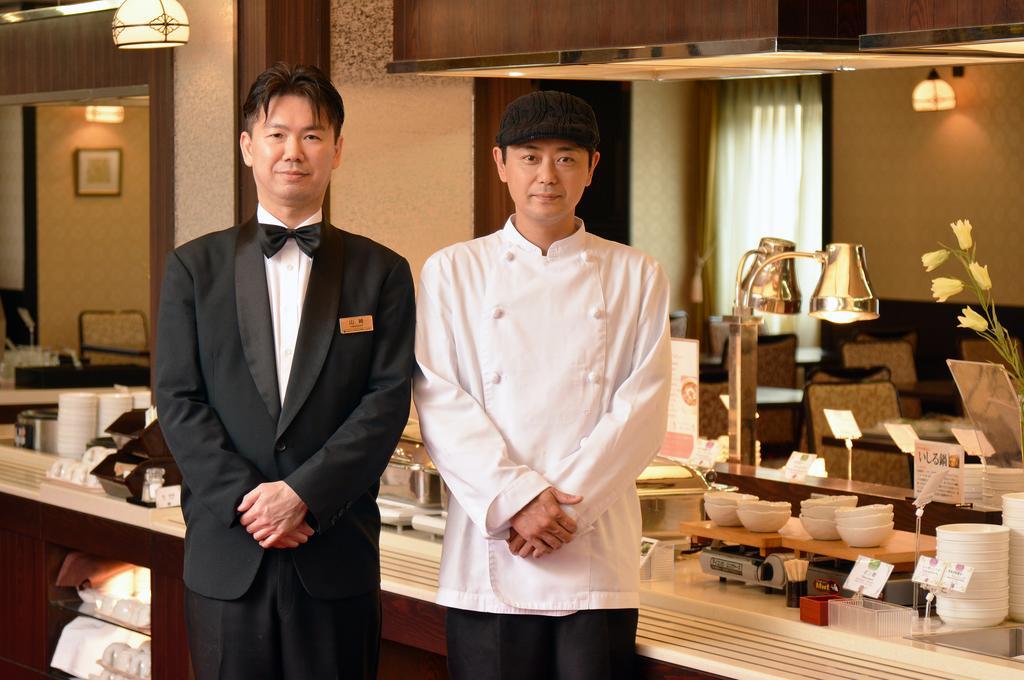 Kanazawa Hakuchoro Hotel Sanraku -Natural Hot Spring- Esterno foto A butler and a chef at a hotel in Japan
