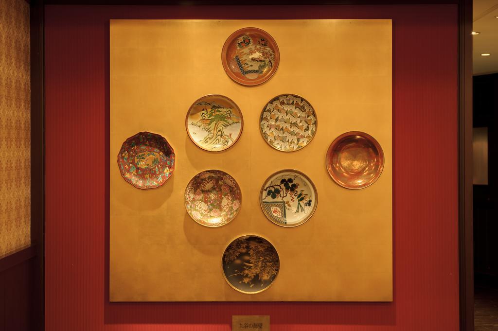 Kanazawa Hakuchoro Hotel Sanraku -Natural Hot Spring- Esterno foto A set of seven plates