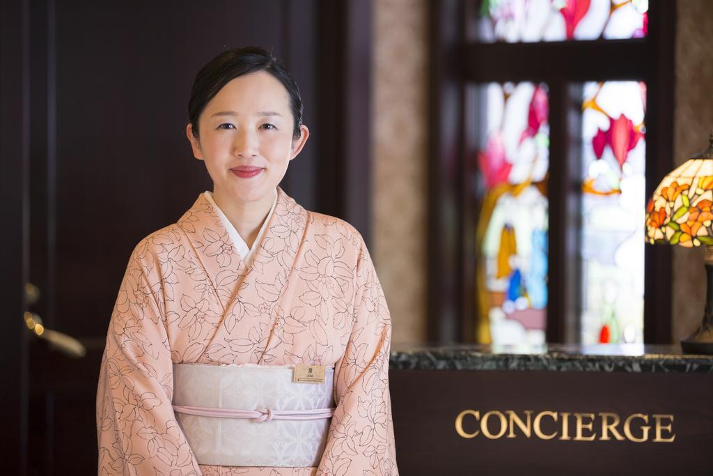 Kanazawa Hakuchoro Hotel Sanraku -Natural Hot Spring- Esterno foto A concierge at the Concierge Desk at the Ritz-Carlton, Osaka